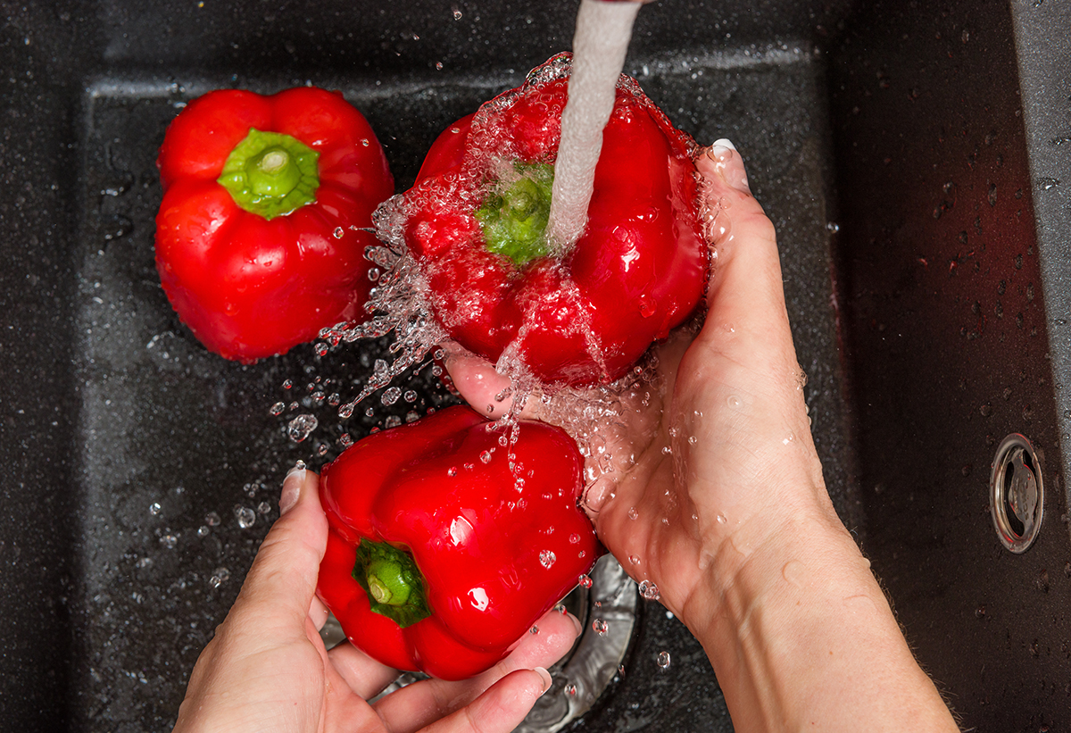 Απεικονίζεται η ροή της μπαταρίας, ενώ ένας άνθρωπος πλένει πιπεριές.